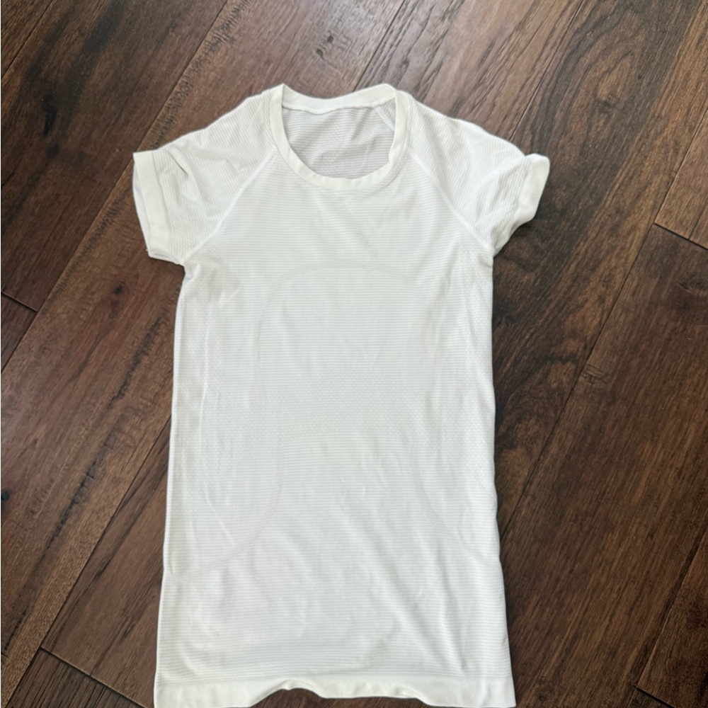 Lululemon swiftly tee size 4